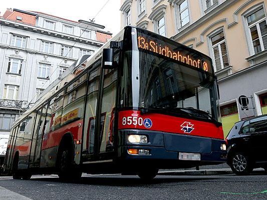 Ein Bus der Linie 13A fährt in die Kreuzung Ziegelofengasse und Margaretenplatz in Wien ein, wo der Unfall geschah Ein Bus der Linie 13A fährt in die Kreuzung Ziegelofengasse und Margaretenplatz in Wien ein, wo der Unfall geschah