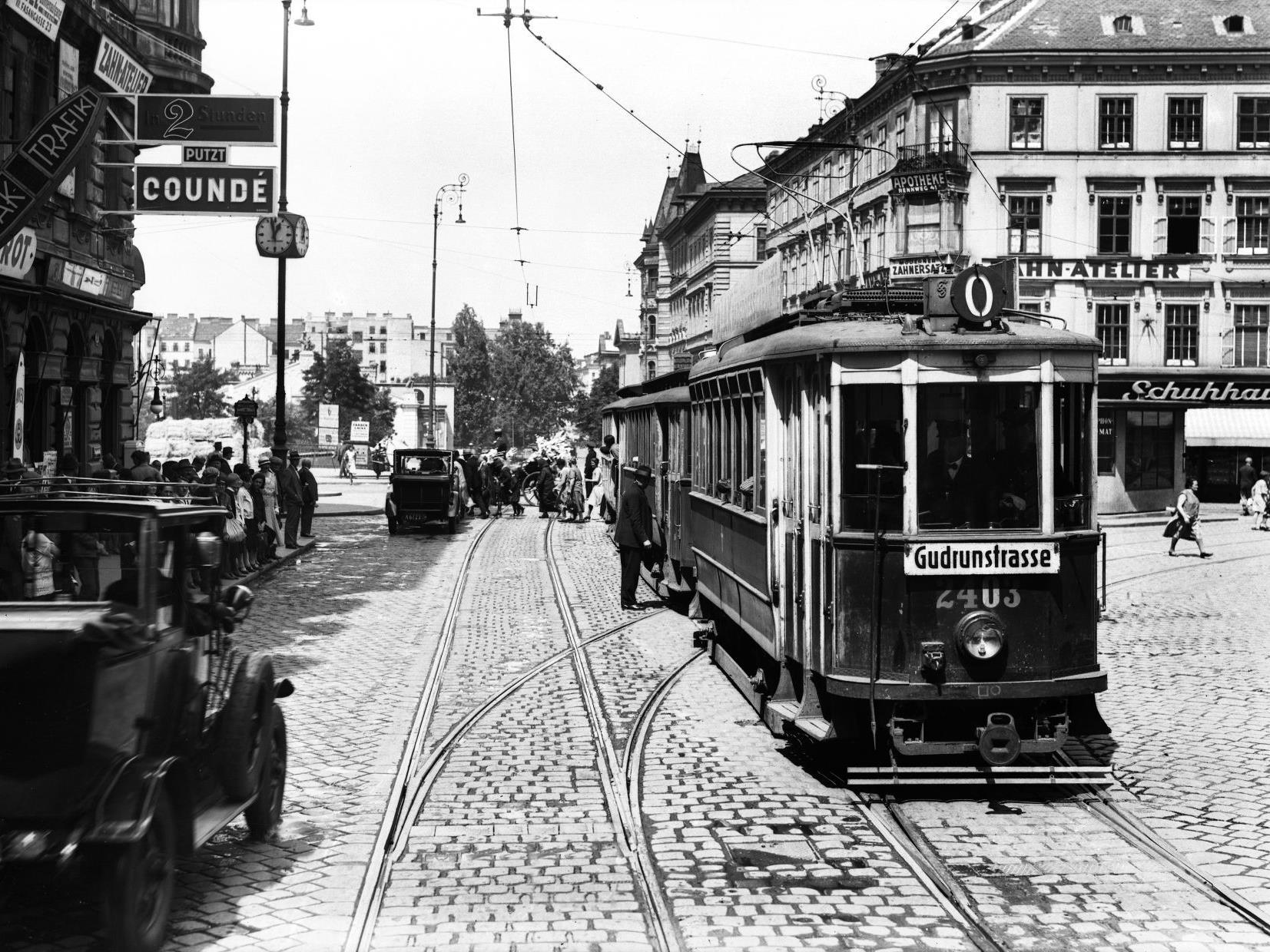 Jede Menge historischer Straßenbahnen aus den frühen Jahren der Wiener Öffis stehen im Straßenbahnmuseum