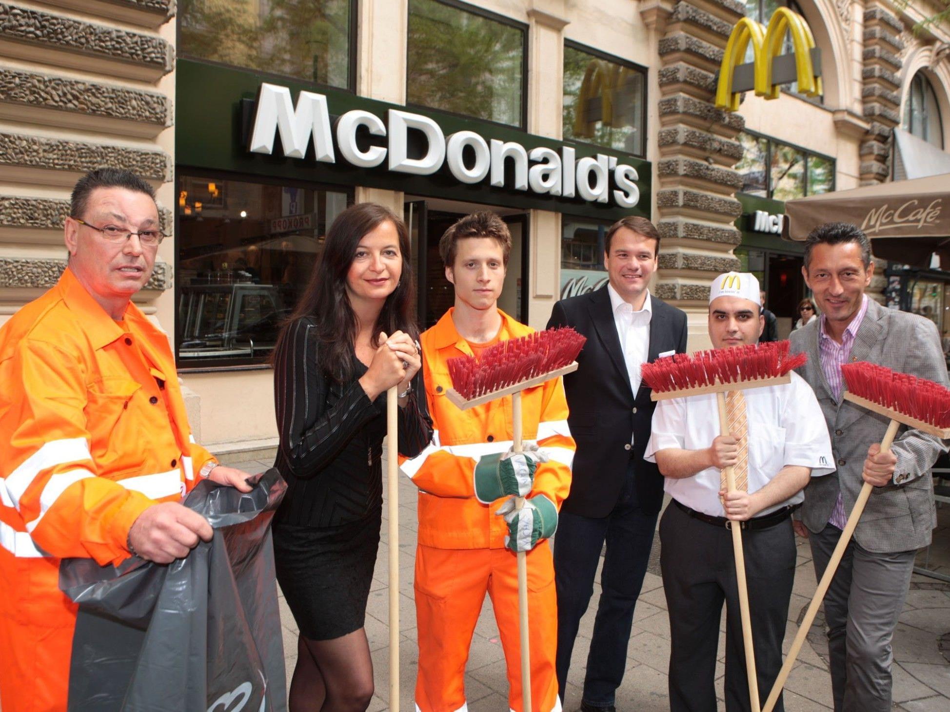 "Wien räumt auf" - Auch McDonald's und Umweltstadträtin Ulli Sima putzenmit