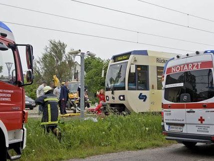 Frau stürzt in Baden vor die Badner Bahn Frau stürzt in Baden vor die Badner Bahn