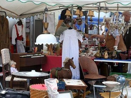 In aller Ruhe Stöbern, Schauen und Kaufen - die Atmosphäre beim Flohmarkt auf der Neubaugasse ist erfahrungsgemäß entspannt.