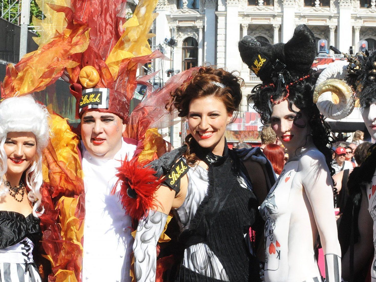 Mirna Jukic mit Besuchern des Life Ball bei der Generalprobe am Samstagnachmittag.