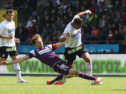 Manuel Ortlechner und Rubin Okotie zeigen vollen Einsatz im Spiel Austria Wien gegen Sturm Graz Manuel Ortlechner und Rubin Okotie zeigen vollen Einsatz im Spiel Austria Wien gegen Sturm Graz