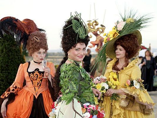 In stilechten Kostümen wird das Barockfest im Schloss Hof gefeiert In stilechten Kostümen wird das Barockfest im Schloss Hof gefeiert