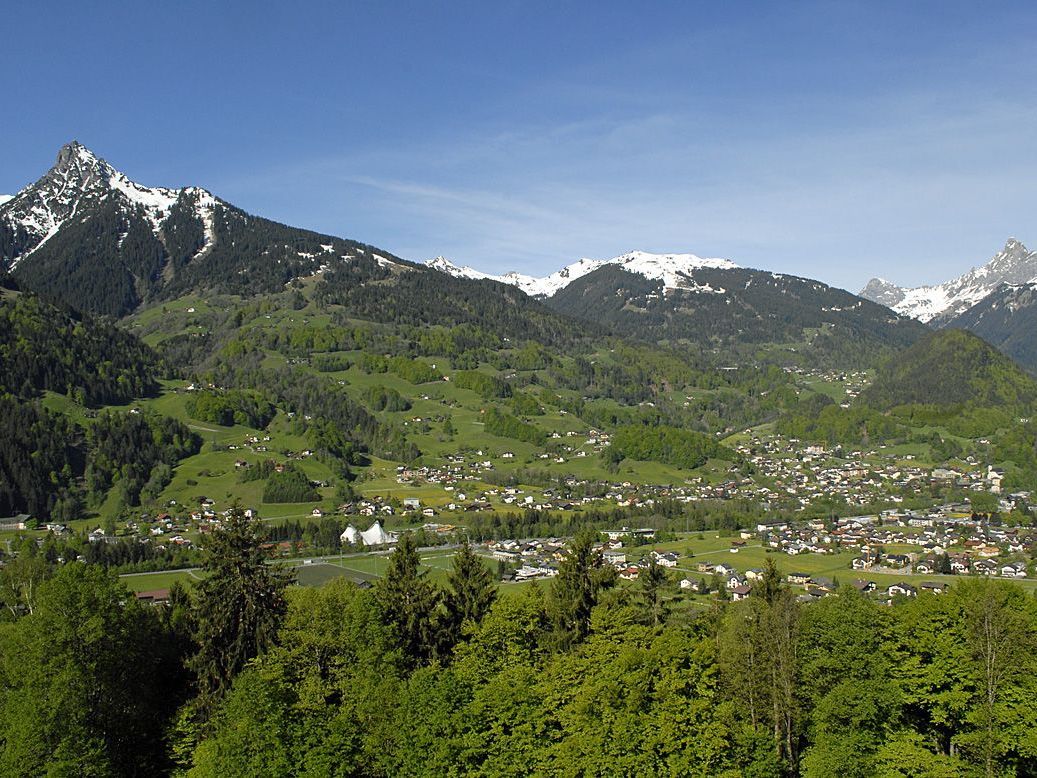 Blick von Schruns Hof nach Tschagguns am 10. Mai 2012. Blick von Schruns Hof nach Tschagguns am 10. Mai 2012.