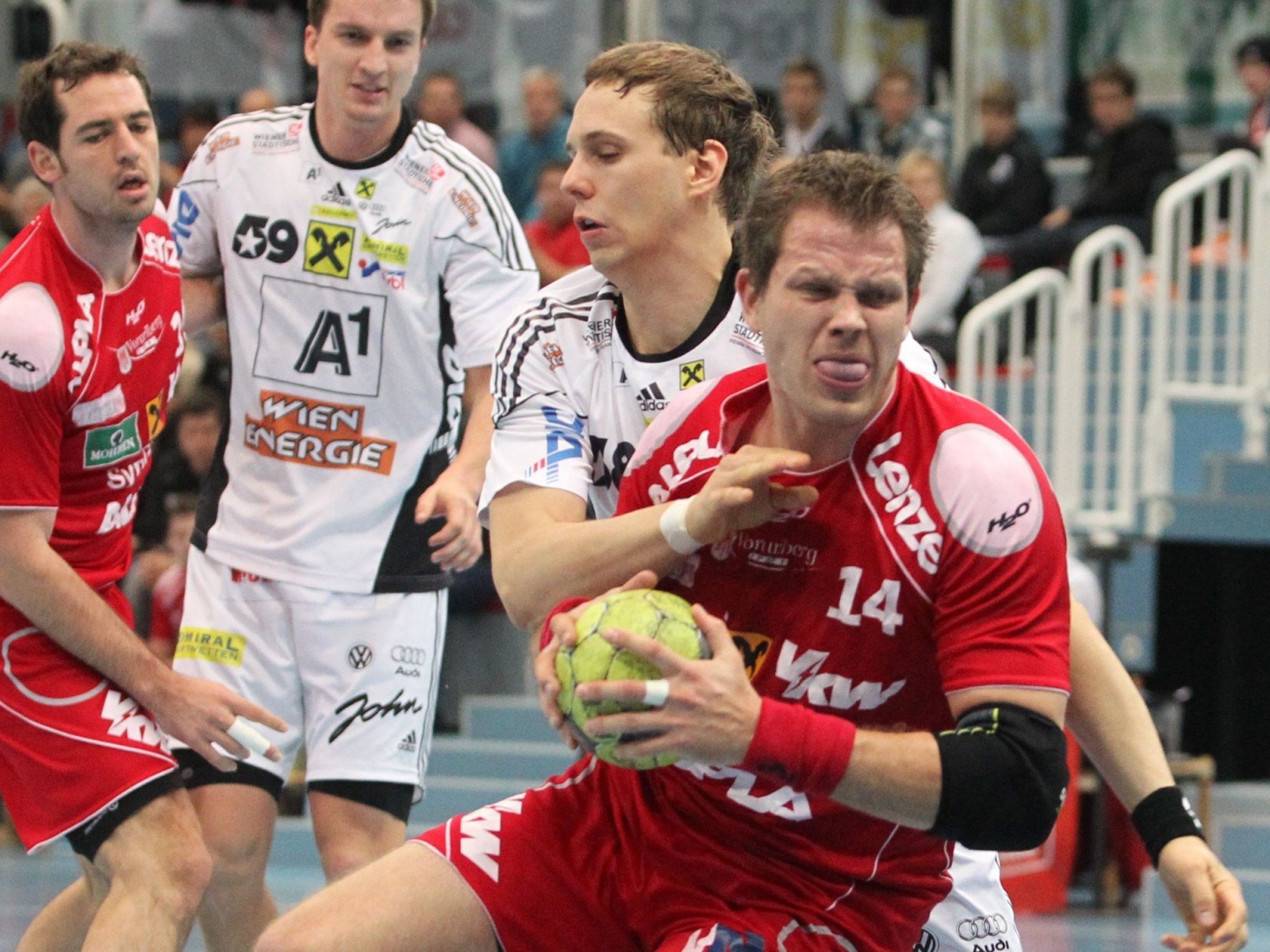 Durchsetzungsvermögen – wie es hier Kreisläufer Janis Glusaks zeigt – ist gefragt bei den „Roten Teufeln“ vom Bodensee in der Halbfinalserie gegen Titelverteidiger Margareten. Durchsetzungsvermögen – wie es hier Kreisläufer Janis Glusaks zeigt – ist gefragt bei den „Roten Teufeln“ vom Bodensee in der Halbfinalserie gegen Titelverteidiger Margareten.