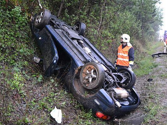 Ein Cabrio überschlug sich auf der A2 und kam auf dem Dach zu liegen Ein Cabrio überschlug sich auf der A2 und kam auf dem Dach zu liegen