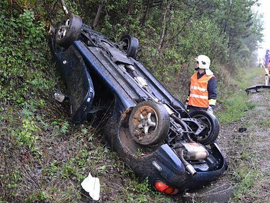 Ein Cabrio überschlug sich auf der A2 und kam auf dem Dach zu liegen