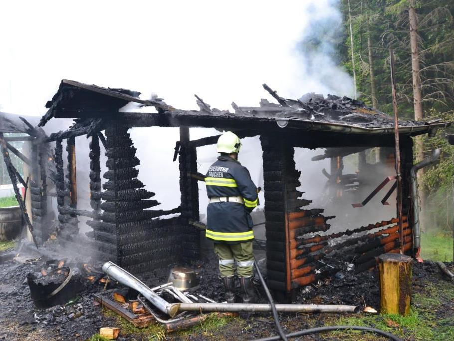 Diese Hütte löste einen Großeinsatz von fünf Feuerwehren aus