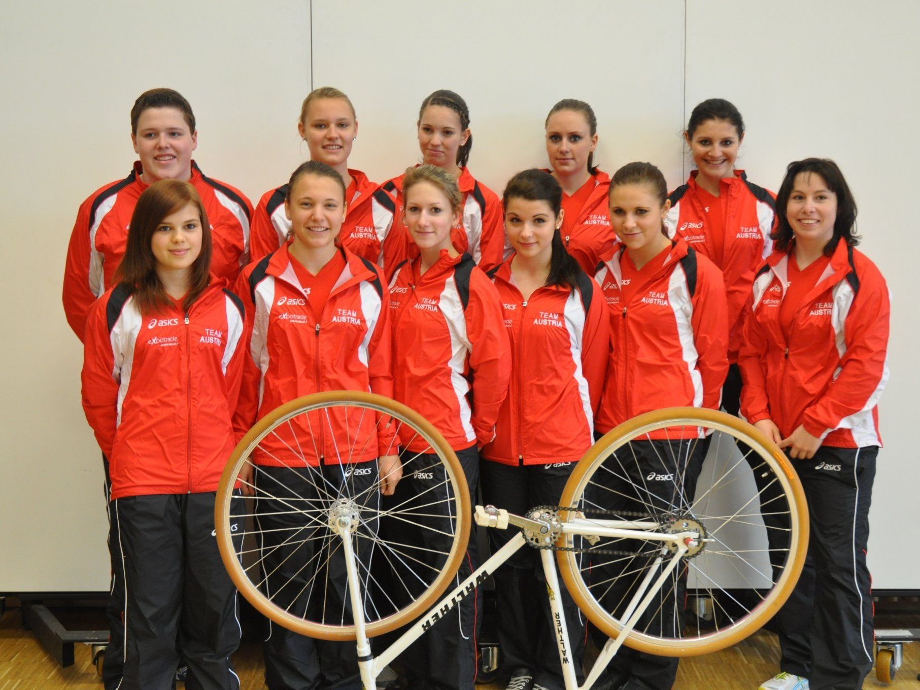 Österreichs Kunstradteam für Belgien mit Bundestrainerin Claudia Tagwercher. (ganz rechts) Österreichs Kunstradteam für Belgien mit Bundestrainerin Claudia Tagwercher. (ganz rechts)