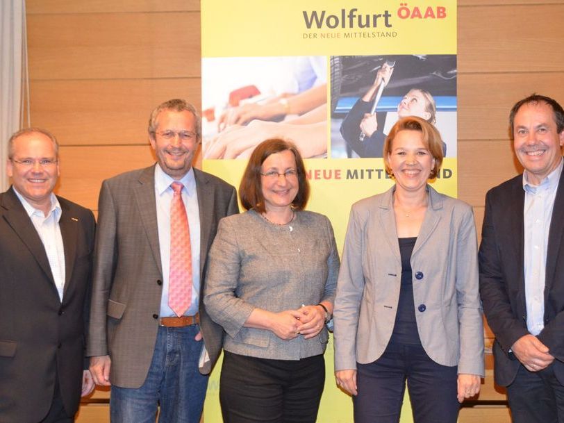 v.l.n.r.: ÖAAB Ortsobmann Ing. Karl Lang, Dr. Markus Hofer (Männerbüro), Mag. Frederike Winsauer (Frauenreferat), Landesrätin Dipl. Vw. Andrea Kaufmann, Mag. Andreas Prenn (Vlbg. Familienverband) v.l.n.r.: ÖAAB Ortsobmann Ing. Karl Lang, Dr. Markus Hofer (Männerbüro), Mag. Frederike Winsauer (Frauenreferat), Landesrätin Dipl. Vw. Andrea Kaufmann, Mag. Andreas Prenn (Vlbg. Familienverband)