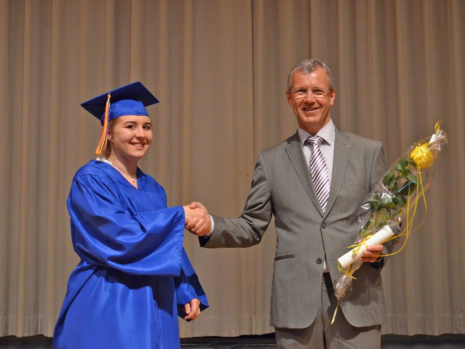 Schulpräsident Heiner Graf gratulierte der Maturantin Tatiana Bauer herzlich Schulpräsident Heiner Graf gratulierte der Maturantin Tatiana Bauer herzlich