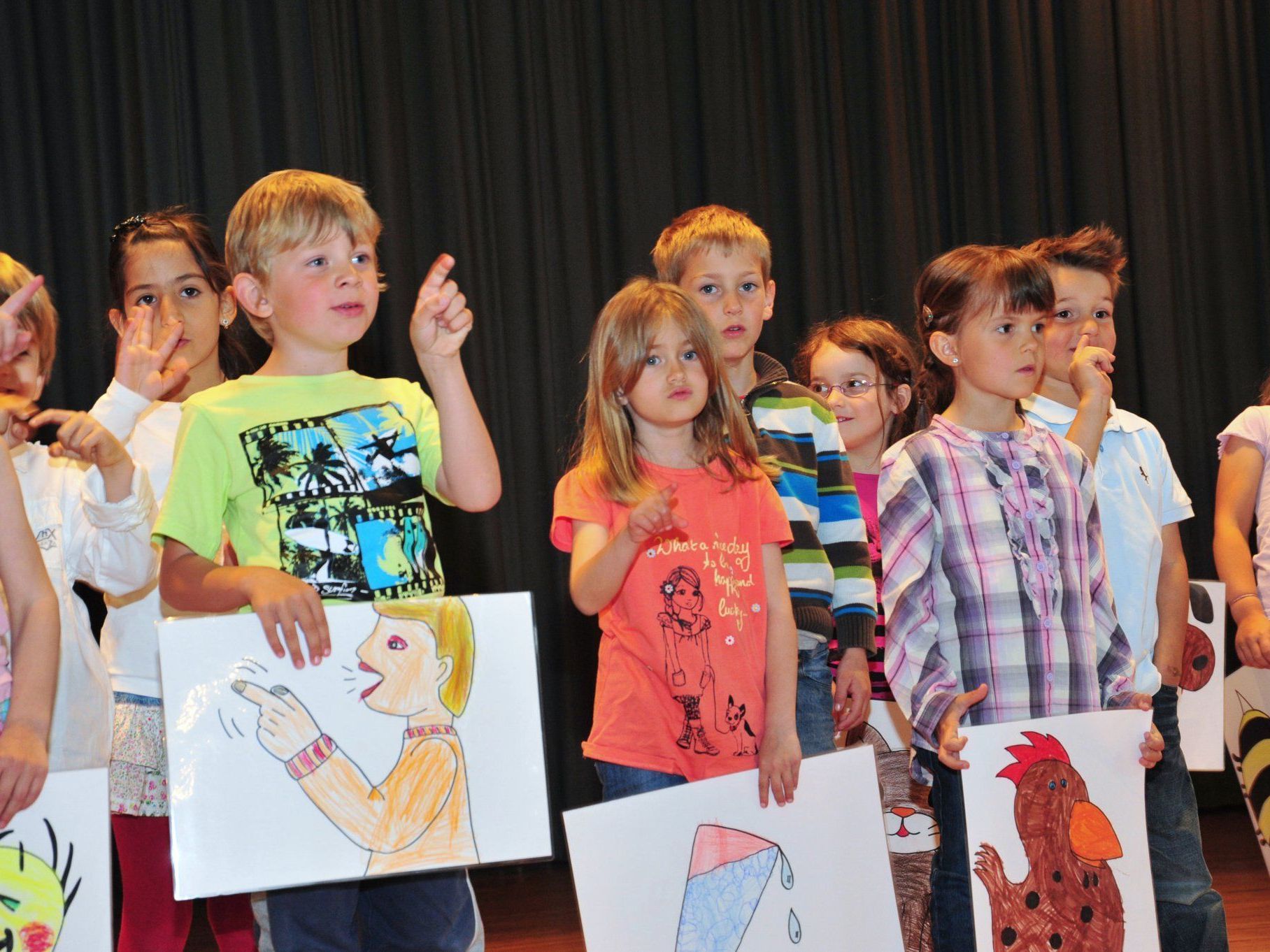 Die Kinder singen zur Eröffnung Ihres Kindergarten. Die Kinder singen zur Eröffnung Ihres Kindergarten.