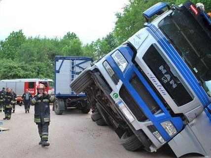 Umgestürzter LKW in Perchtoldsdorf Umgestürzter LKW in Perchtoldsdorf