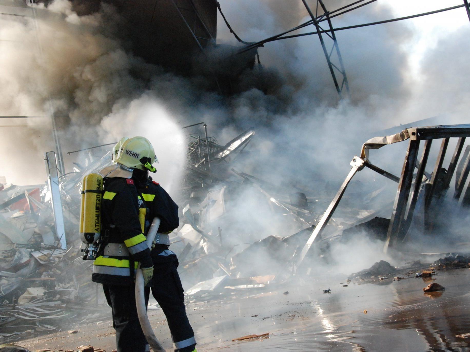 Fünf Feuerwehren mussten den Brand in einer Müllentsorgung in Münchendorf löschen