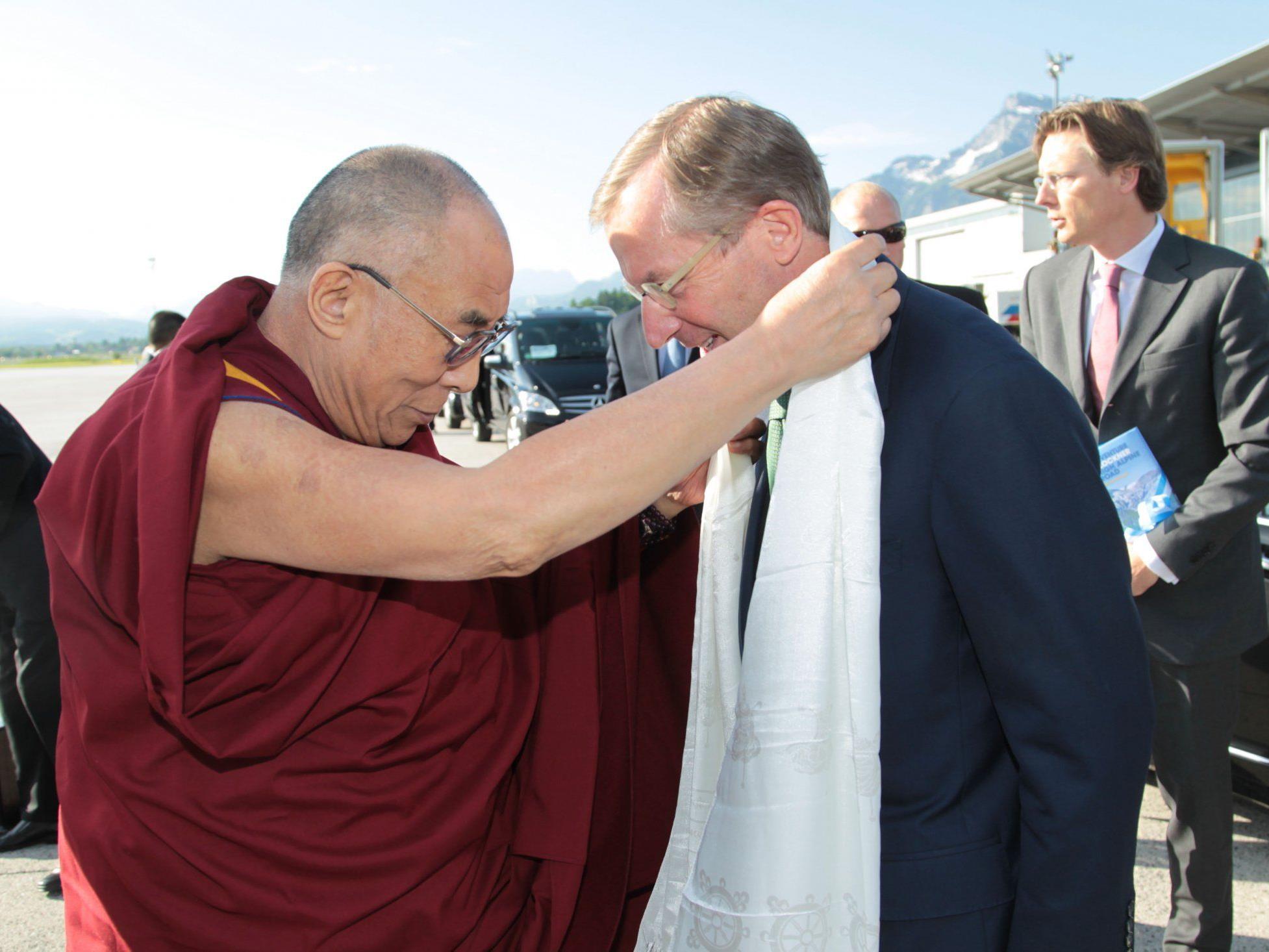 Landeshauptmannstellvertreter Wilfried Haslauer verabschiedet den Dalai Lama nach seinem Salzburg-Besuch am Flughafen.