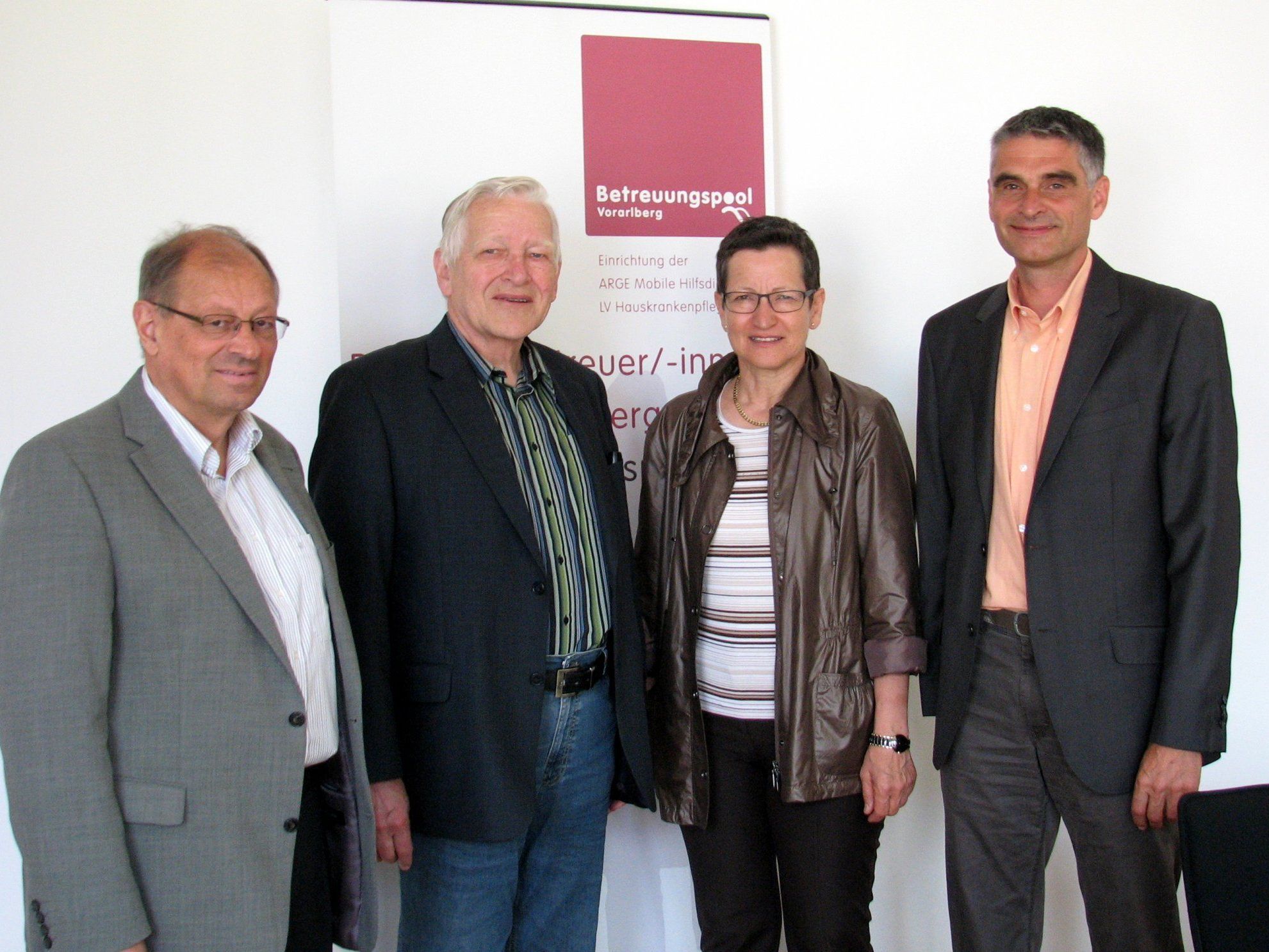 (v.l.) Herwig Thurnher (Hauskrankenpflege), Willi Hagleitner (Arge Mohi), Landesrätin Greti Schmid, Betreuungspool-Geschäftsführer Harald Panzenböck. (v.l.) Herwig Thurnher (Hauskrankenpflege), Willi Hagleitner (Arge Mohi), Landesrätin Greti Schmid, Betreuungspool-Geschäftsführer Harald Panzenböck.