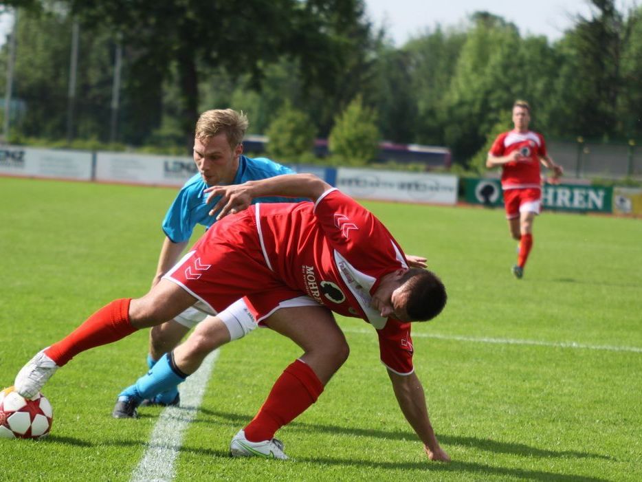 Dornbirn gewinnt gegen Neumarkt locker mit 5:1 Toren und ist Dritter der Westliga. Dornbirn gewinnt gegen Neumarkt locker mit 5:1 Toren und ist Dritter der Westliga.