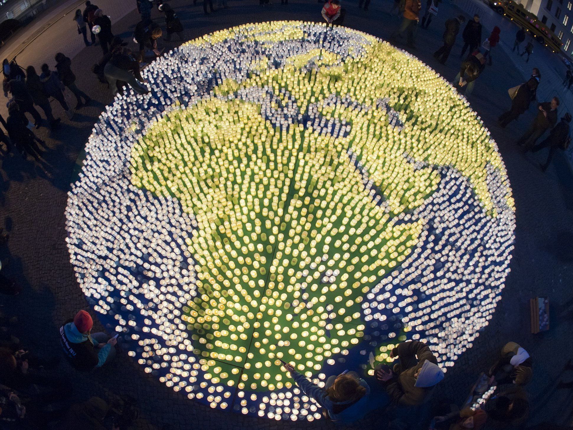Bereits mit der "Earth Hour" machte der WWF auf die Resourcenknappheit aufmerksam. Bereits mit der "Earth Hour" machte der WWF auf die Resourcenknappheit aufmerksam.