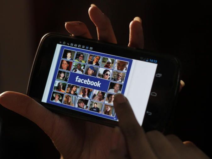 Auch mit der "Facebook Camera" kann man Bilder mit Farbfilter bearbeiten. Auch mit der "Facebook Camera" kann man Bilder mit Farbfilter bearbeiten.