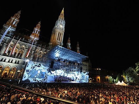 Die Wiener Festwochen sorgen alle Jahre wieder für Riesenandrang am Rathausplatz