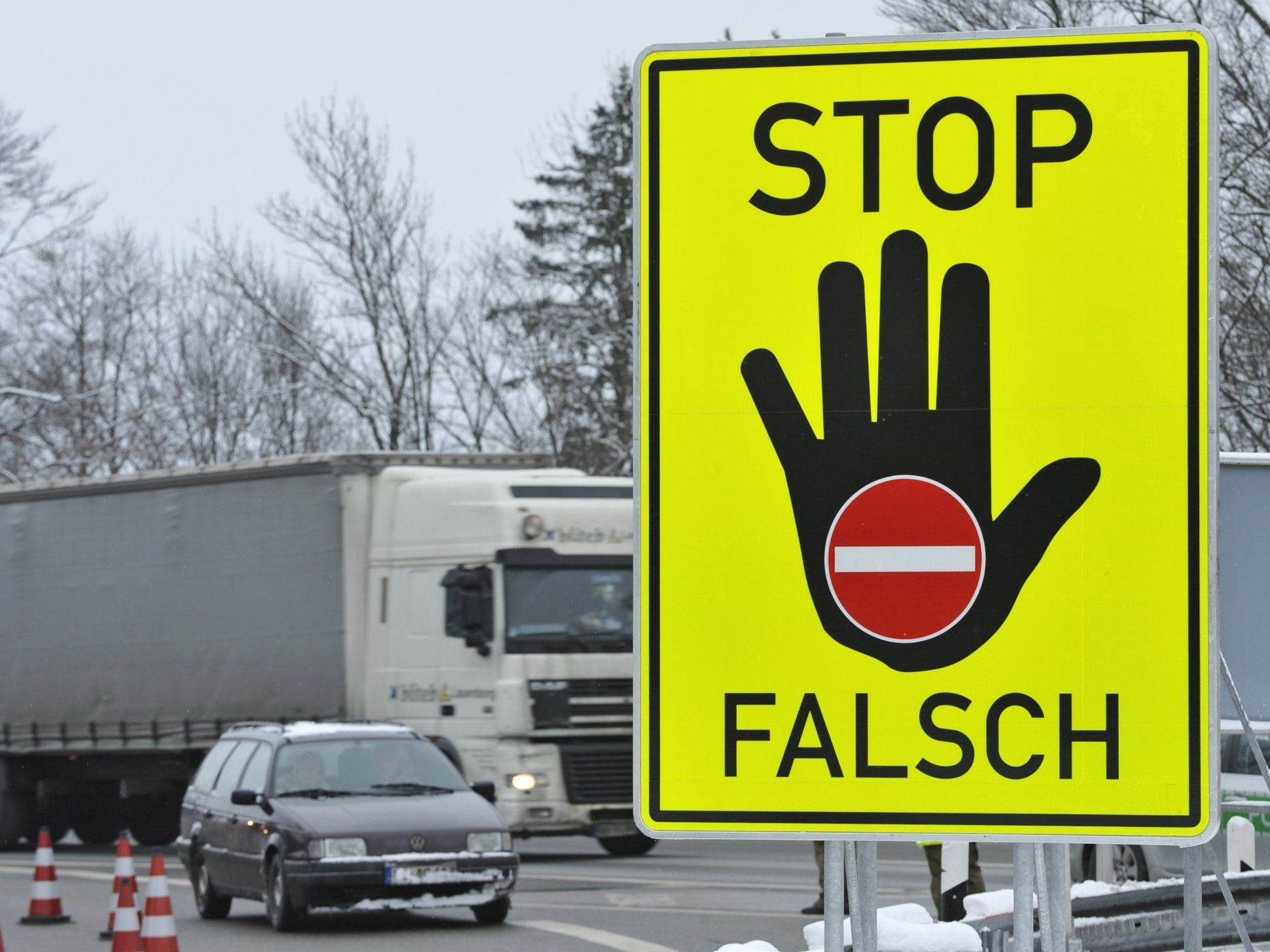 Da nützten auch die Warnschilder nichs. 45 Kilometer Geisterfahrt mit knapp 1 Promille. Da nützten auch die Warnschilder nichs. 45 Kilometer Geisterfahrt mit knapp 1 Promille.