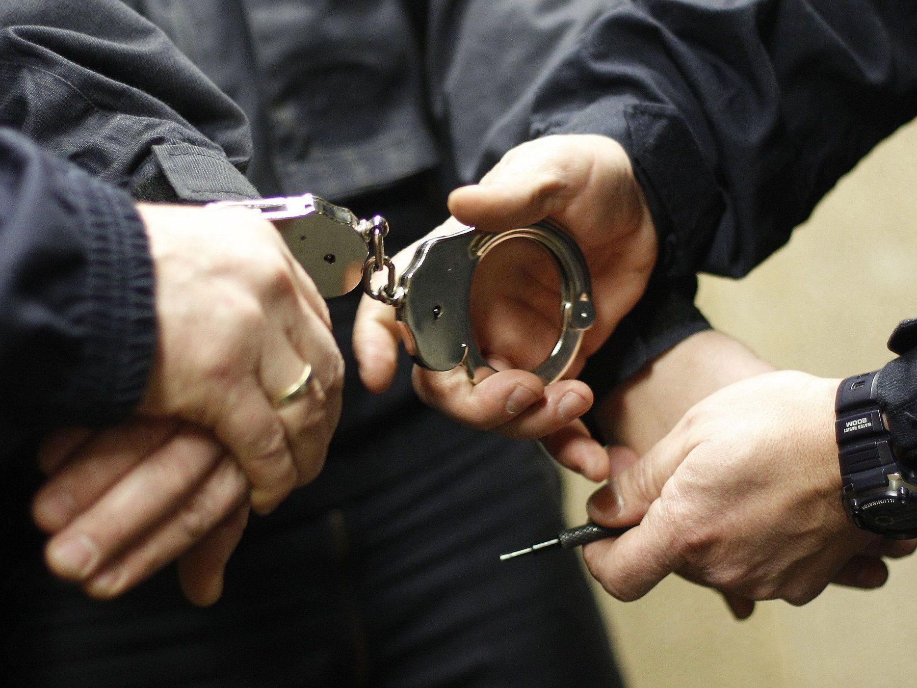 Für den brutalen Mann klickten die Handschellen Für den brutalen Mann klickten die Handschellen