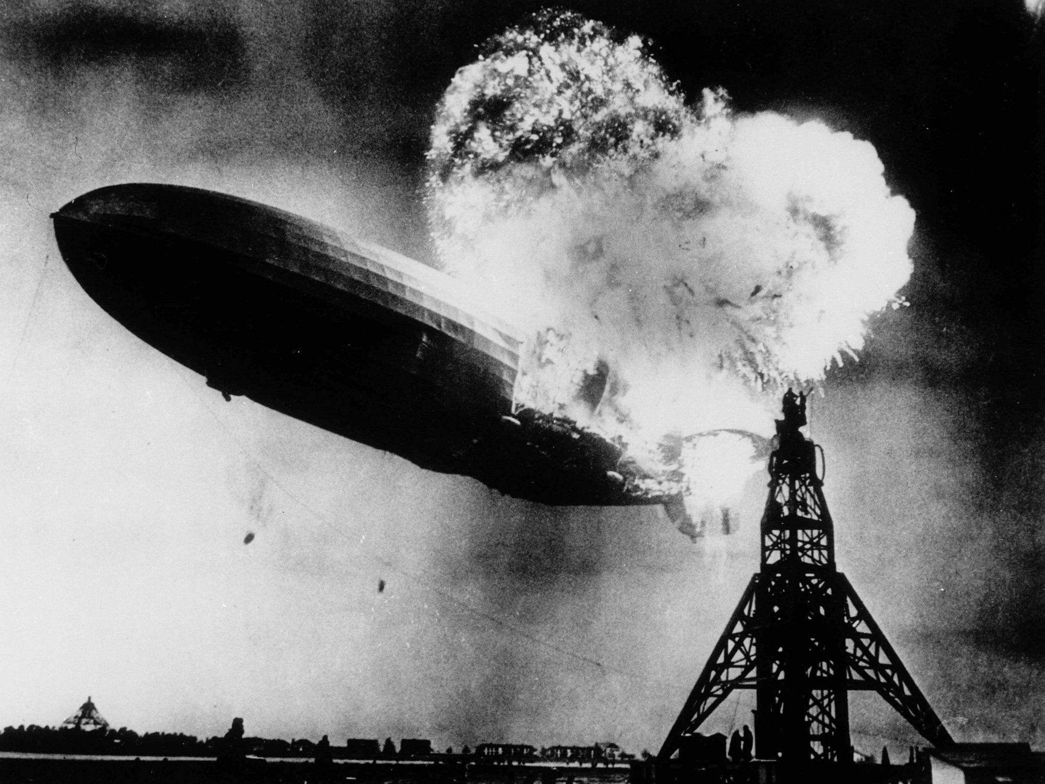 6. Mai 1937 um 19.25 Uhr: Die Hindenburg explodiert. Vermutlich ist eine elektrische Ladung schuld, ausgelöst durch die nassen, abgeworfenen Landetaue. 6. Mai 1937 um 19.25 Uhr: Die Hindenburg explodiert. Vermutlich ist eine elektrische Ladung schuld, ausgelöst durch die nassen, abgeworfenen Landetaue.