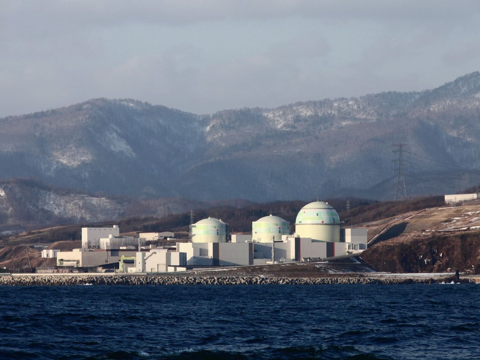 An diesem Samstag wird der letzte der 54 Reaktoren im Lande im Kraftwerk Tomari auf der nördlichsten Hauptinsel Hokkaido zu Wartungsarbeiten heruntergefahren. An diesem Samstag wird der letzte der 54 Reaktoren im Lande im Kraftwerk Tomari auf der nördlichsten Hauptinsel Hokkaido zu Wartungsarbeiten heruntergefahren.