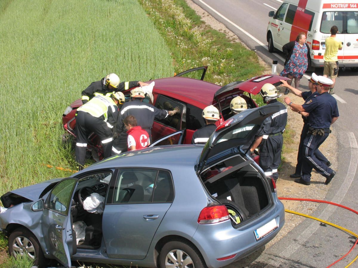 Ein Fahrer eingeklemmt, viel Blechschaden: Das ist die Bilanz dieses Unfalls bei Mödring Ein Fahrer eingeklemmt, viel Blechschaden: Das ist die Bilanz dieses Unfalls bei Mödring