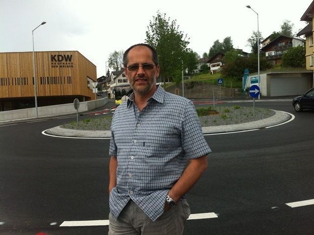 Dipl. Ing. Roland Ladner von der Vorarlberger Landesregierung/Abteilung Straßenbau beim Lokalaugenschein mit der VN-Heimat Dipl. Ing. Roland Ladner von der Vorarlberger Landesregierung/Abteilung Straßenbau beim Lokalaugenschein mit der VN-Heimat