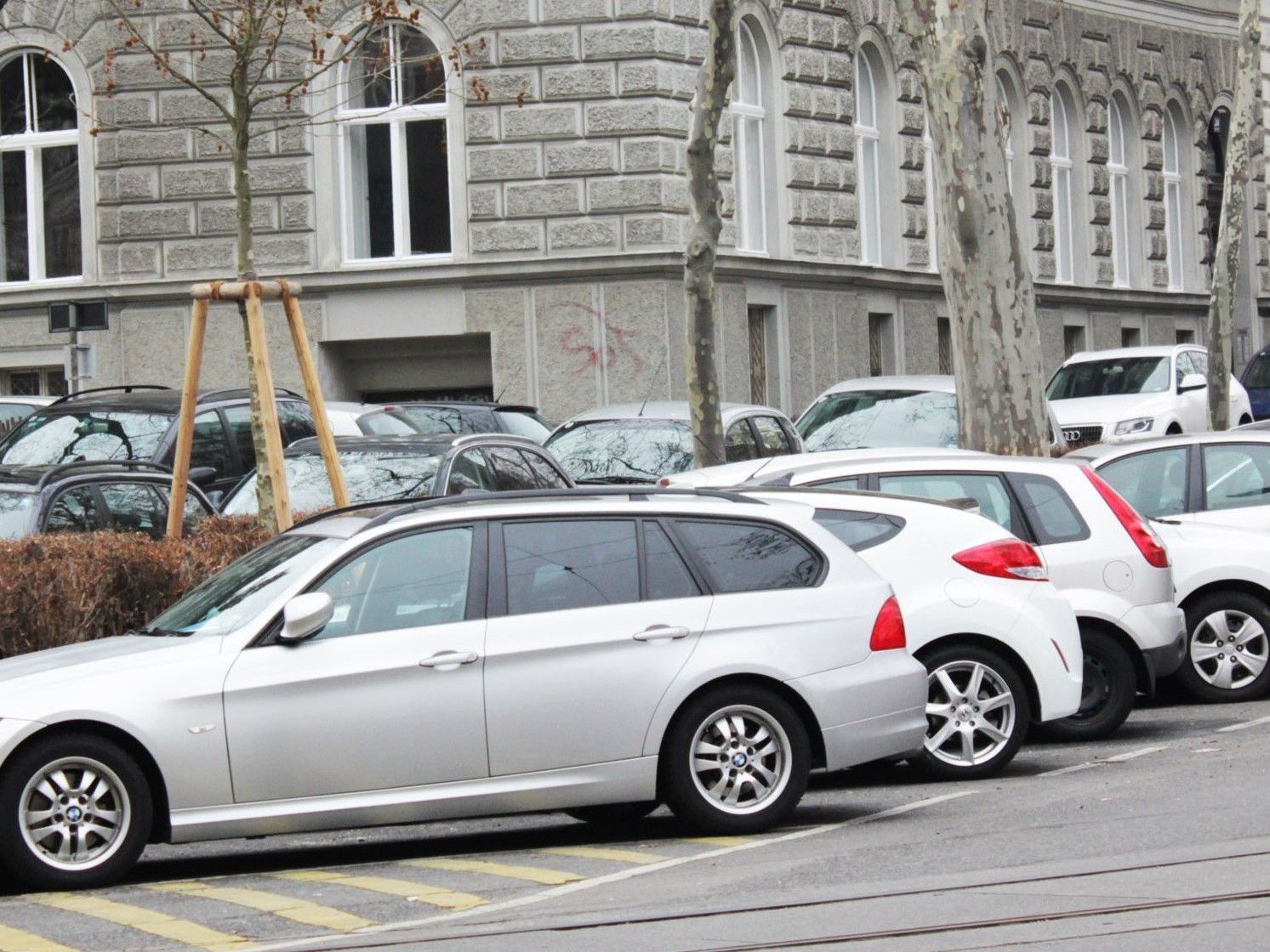 Die Wiener ÖVP versucht die Parkpickerl-Ausweitung in fünf Bezirken mit einer Volksbefragung zu kippen. Die Wiener ÖVP versucht die Parkpickerl-Ausweitung in fünf Bezirken mit einer Volksbefragung zu kippen.