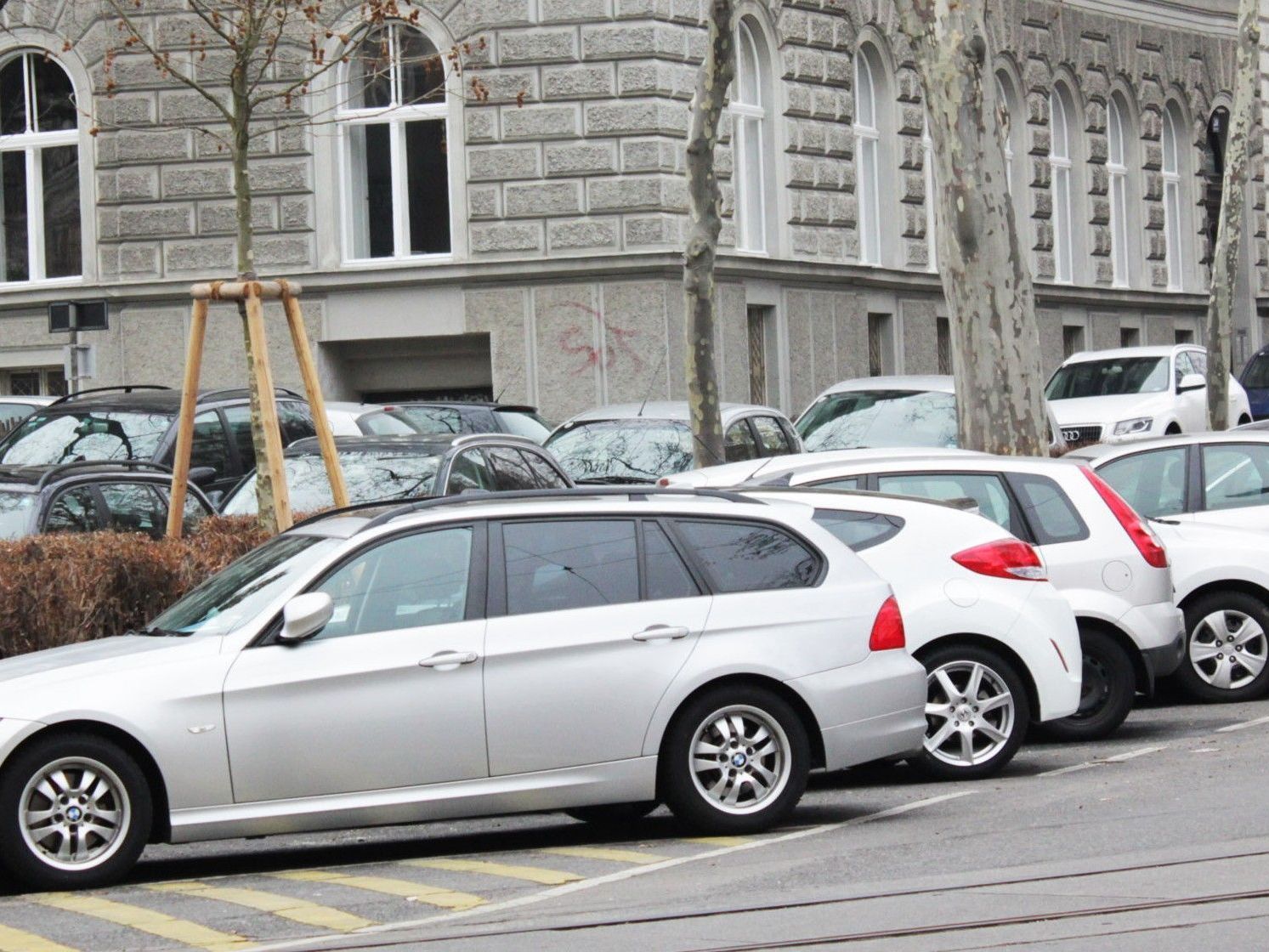 Die Wiener ÖVP versucht die Parkpickerl-Ausweitung in fünf Bezirken mit einer Volksbefragung zu kippen.