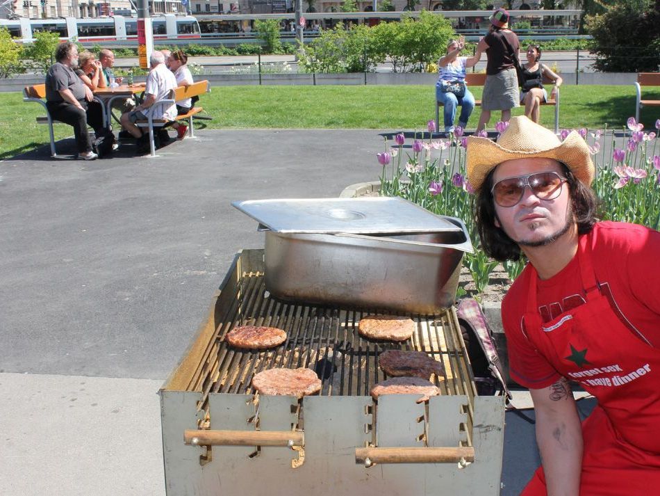 Egal, welche Farbe die Schürze hat: Das Gegrillte ist vorzüglich bei der Maifeier im Votivpark! Egal, welche Farbe die Schürze hat: Das Gegrillte ist vorzüglich bei der Maifeier im Votivpark!