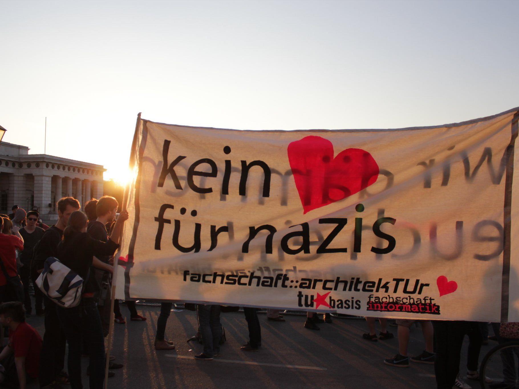 Wenig Herz für rechtes Gedankengut zeigte Wien am Gedenktag 8. Mai am Heldenplatz: Rund zehn Mal so viele Demonstranten wie Teilnehmer am rechten Fackelzug.