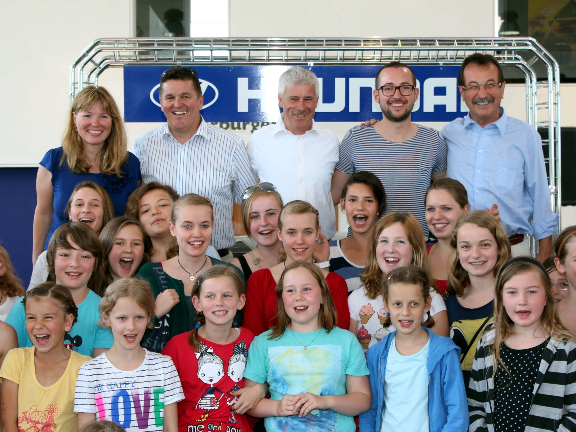 Viel Prominenz und begeisterte "DSDS"-Fans beim Firmenjubiläum im Autohaus Hörburger. Viel Prominenz und begeisterte "DSDS"-Fans beim Firmenjubiläum im Autohaus Hörburger.