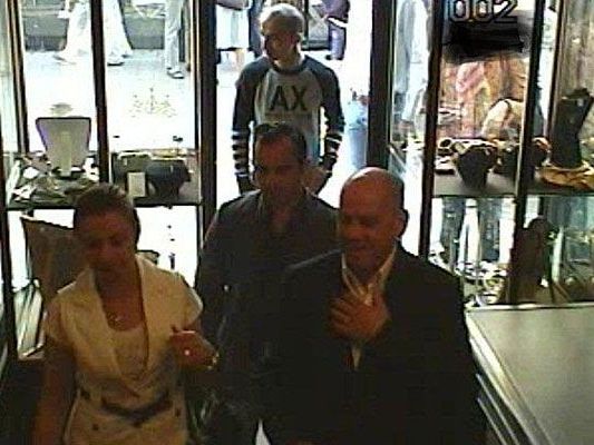 Vier Personen bestahlen durch einen Trick einen Juwelier in der Innenstadt Vier Personen bestahlen durch einen Trick einen Juwelier in der Innenstadt