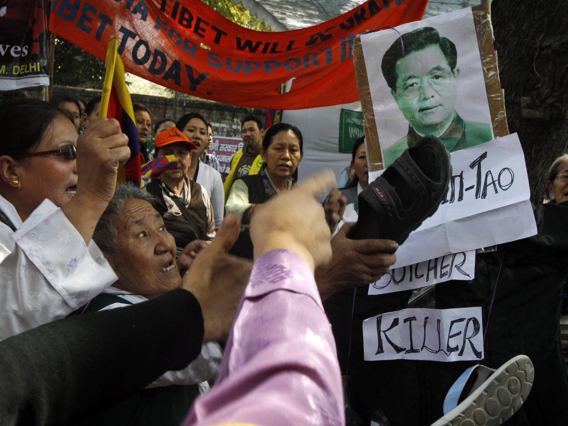 Tibeter protestieren gegen die chinesischen Machthaber.