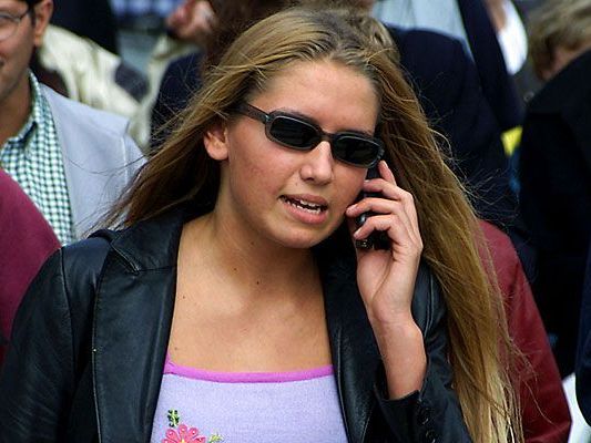 Einem Mädchen wurde auf offener Straße in Favoriten das Handy geraubt Einem Mädchen wurde auf offener Straße in Favoriten das Handy geraubt