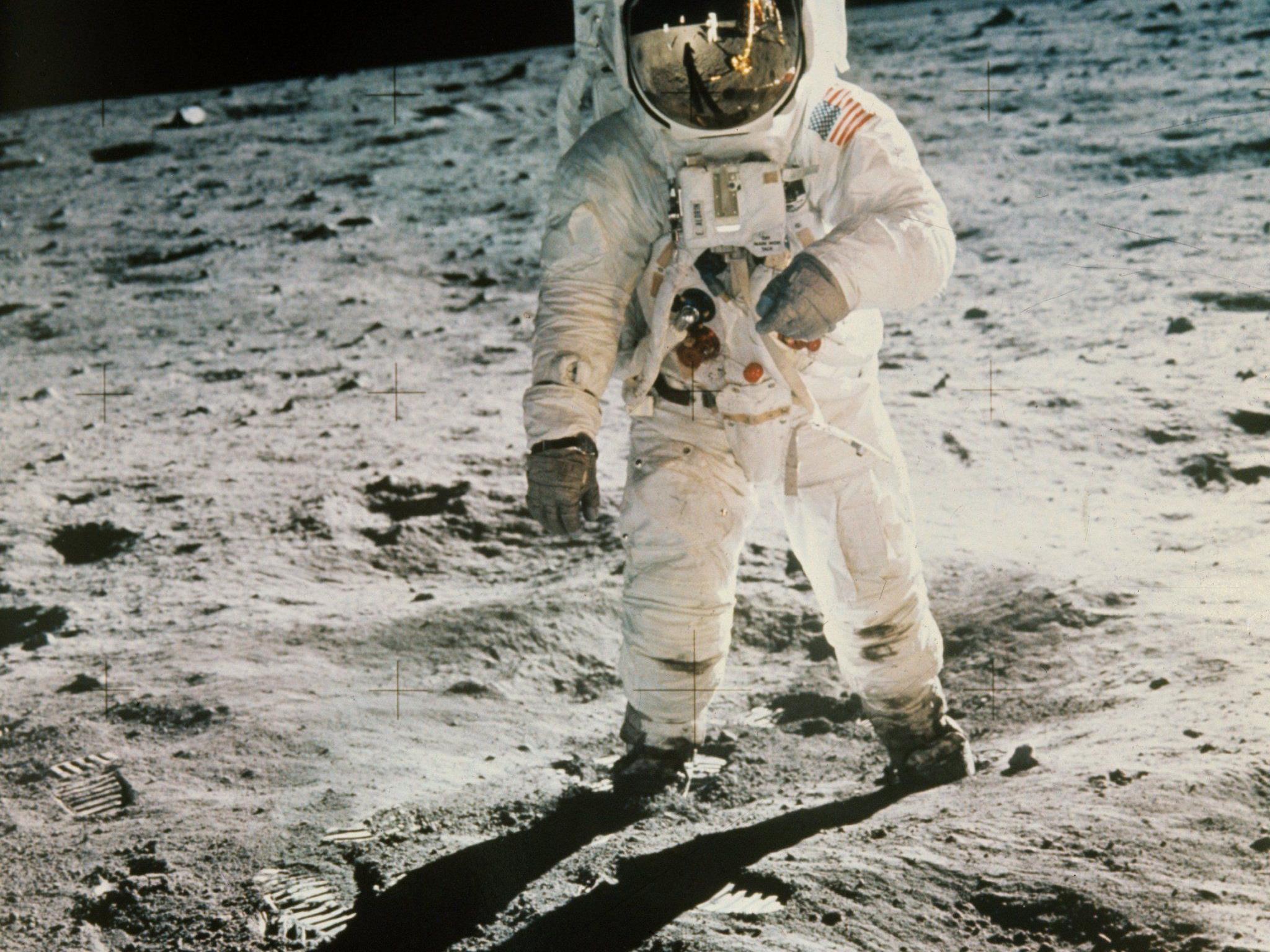 Edwin "Buzz" Aldrin bei seinen ersten Schritten auf dem Mond. Im Visier erkennbar: Neil Armstrong.
