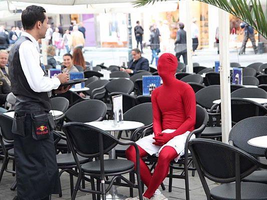 Ein echter Morphsuiter geht auch furchtlos im Morphsuit in ein Wiener Innenstadt-Café