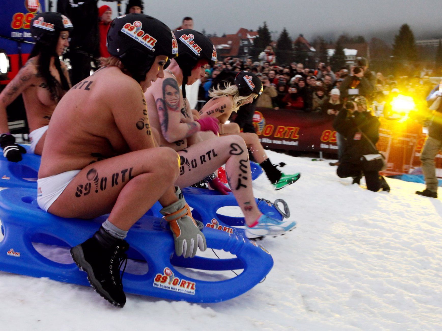 Nackter Winterspass. Wer hat's erfunden? Nackter Winterspass. Wer hat's erfunden?