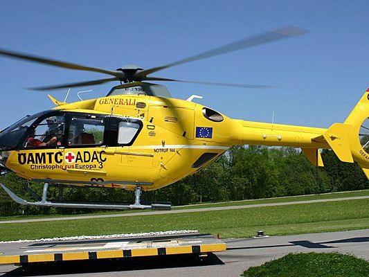 Der Notarzt-Hubschrauber musste das Kleinkind von der Unfallstelle in Penzing abholen