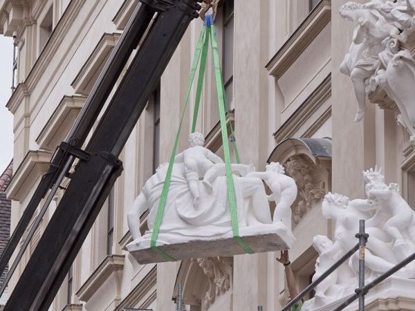 Die schweren Figuren wurden über dem Hauptportal des Palais Liechtenstein platziert Die schweren Figuren wurden über dem Hauptportal des Palais Liechtenstein platziert