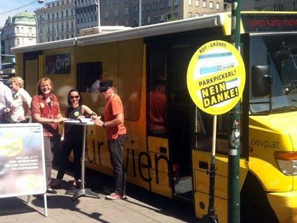 Mit einem eigenen Bus tourt die ÖVP durch Wien und sammelt Unterschriften gegen das Parkpickerl.