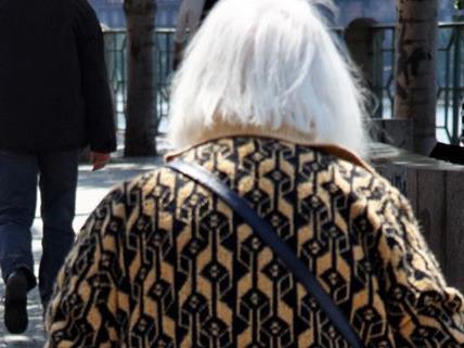 Eine ältere Dame vergriff sich in Penzing am Schmuck eines Pensionisten