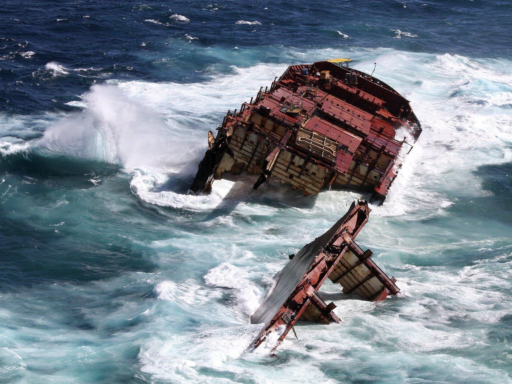 Das Containerschiff Rena lief am 5. Oktober 2011 auf ein Riff auf. Die Verantwortlichen wurden nun verurteilt.