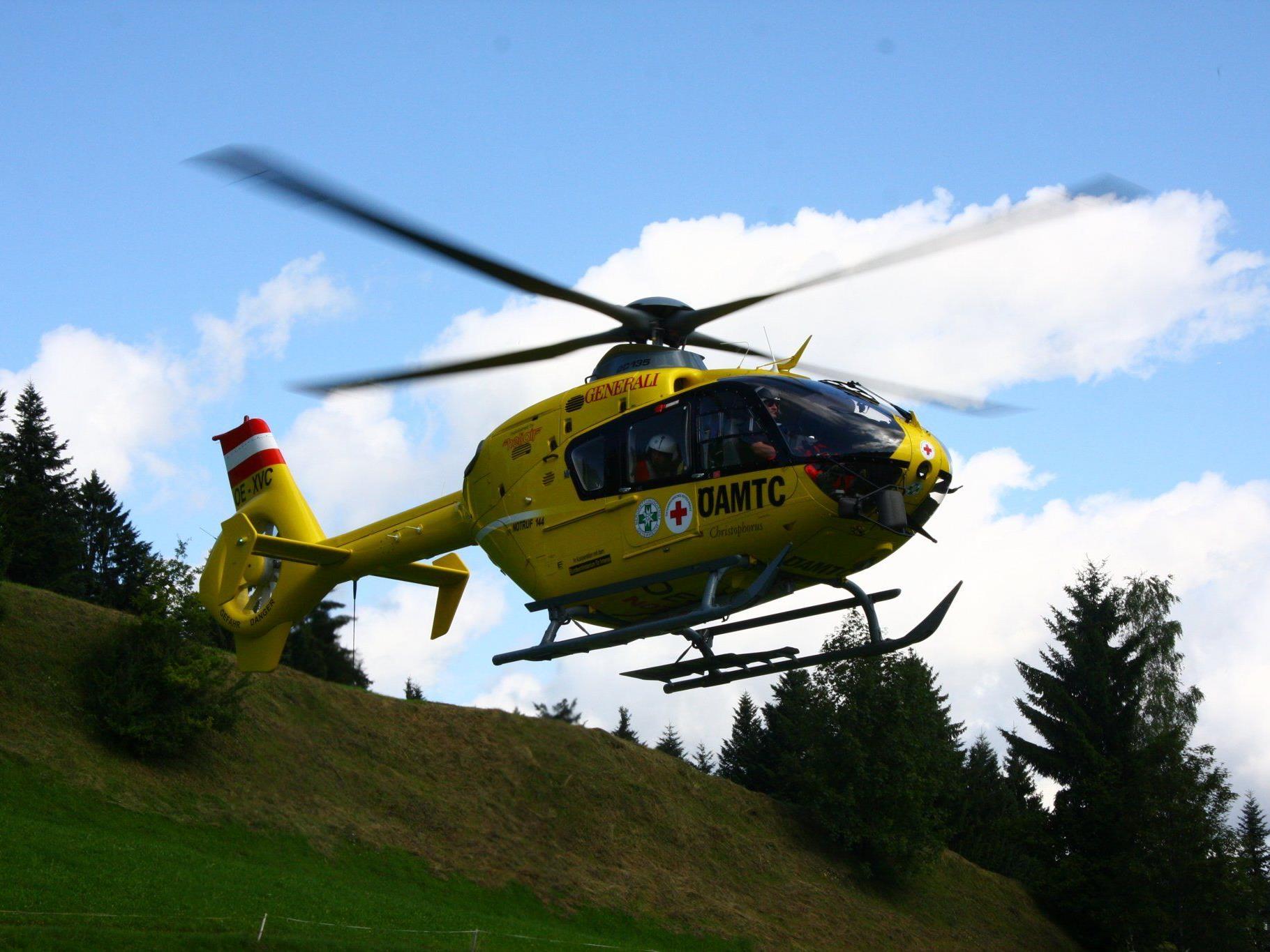 Ein 29-jähriger Mann musste mit dem Rettungshubschrauber ins LKH Feldkirch geflogen werden.