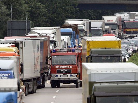 So sieht eine funktionierende Rettungsgasse aus - klappt das nicht, drohen Strafen So sieht eine funktionierende Rettungsgasse aus - klappt das nicht, drohen Strafen