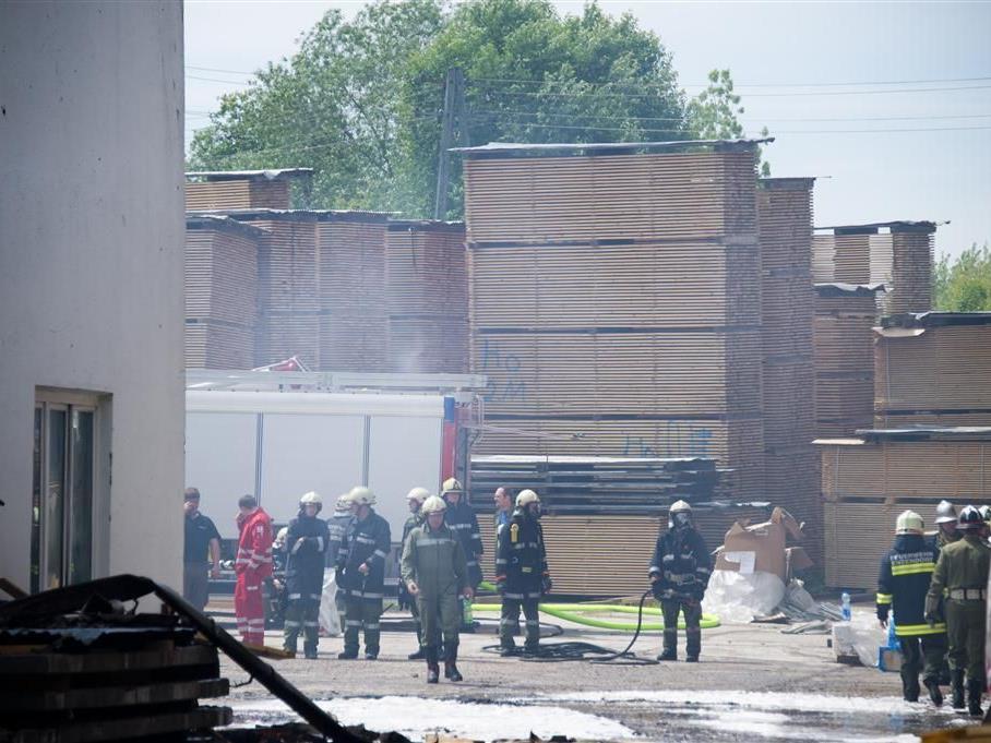 Insgesamt standen neun Feuerwehren bei dem Brand in Oberösterreich im Einsatz.